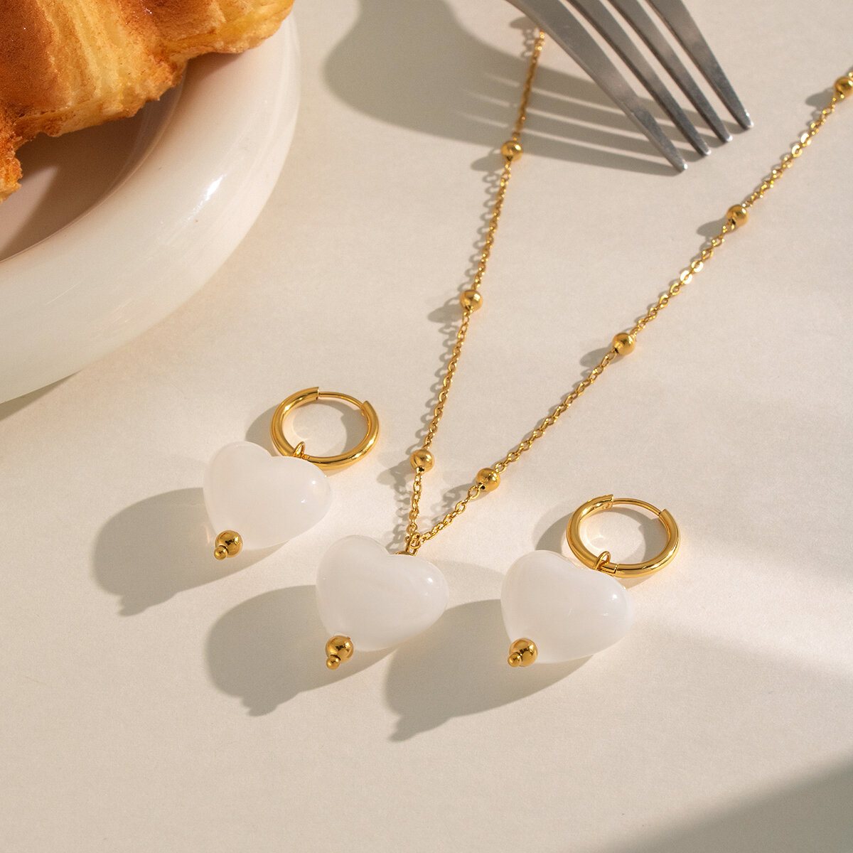 Conjunto de collares para mujer de acero inoxidable resistente al agua, color dorado, con forma de corazón. Imagen3