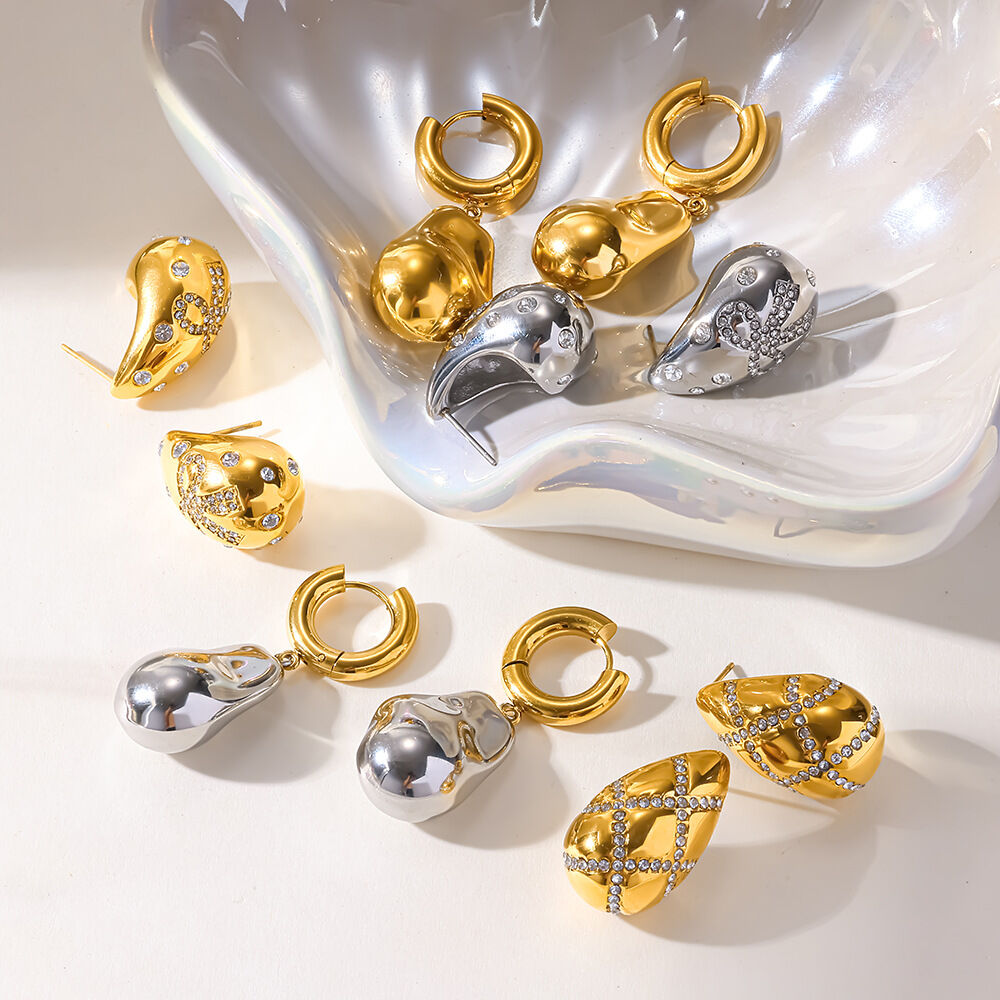Schlichte, luxuriöse Ohrstecker mit Tropfenform, Schleife und Zirkonia in Goldfarbe, aus wasserdichtem Edelstahl. h5 Bild2