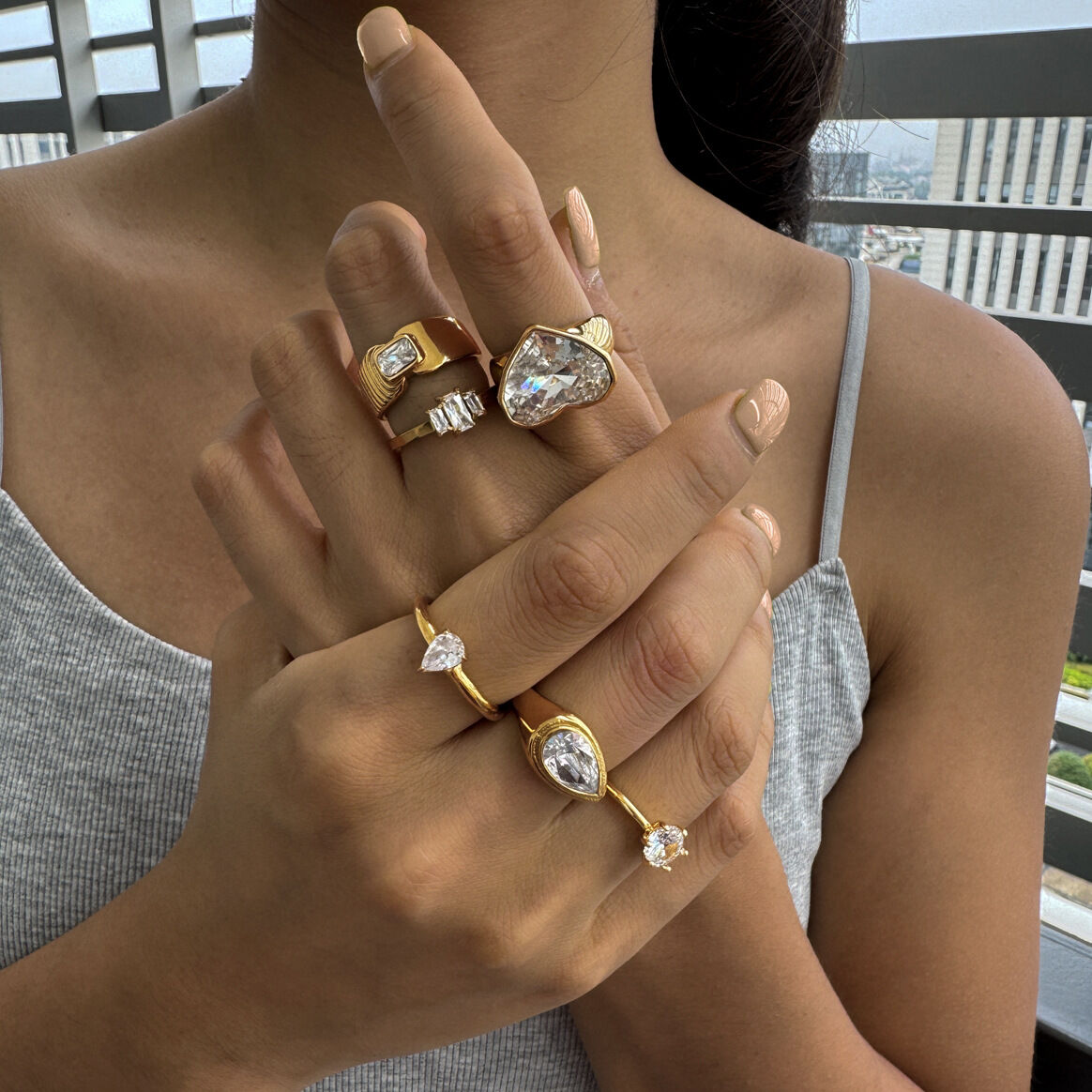 Elegante, unregelmäßig geformte Herzringe aus Edelstahl, wasserdicht, goldfarben, mit Zirkonia-Edelsteinen für Damen h5 Bild4