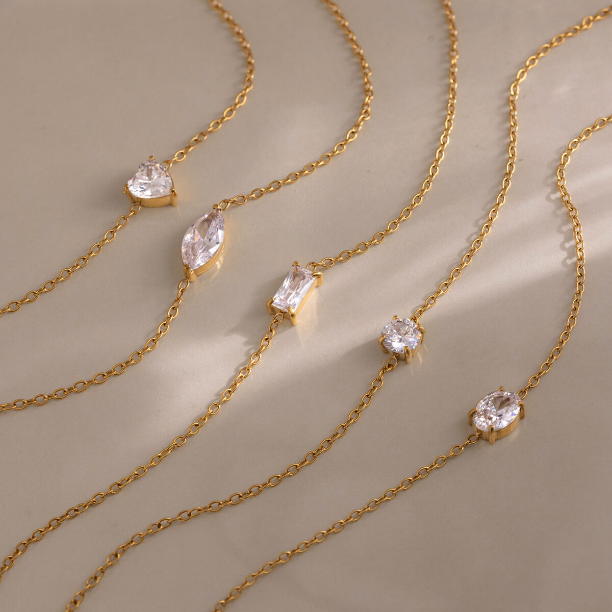 Braccialetti da donna semplici, impermeabili, in acciaio inossidabile color oro con ciondoli e zirconi. Immagine4