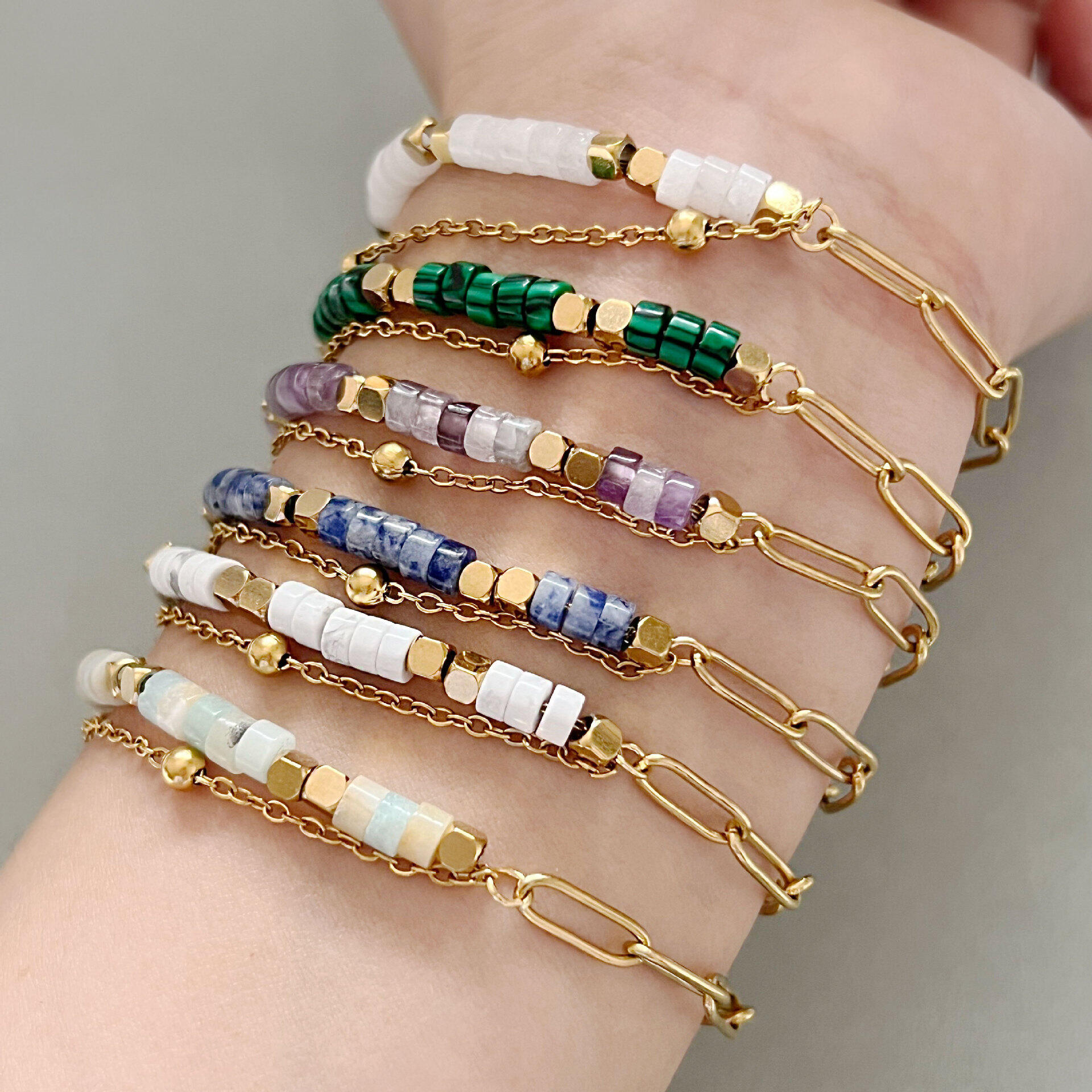 Braccialetti da donna semplici con perline, in acciaio inossidabile, impermeabili, color oro e pietre naturali.