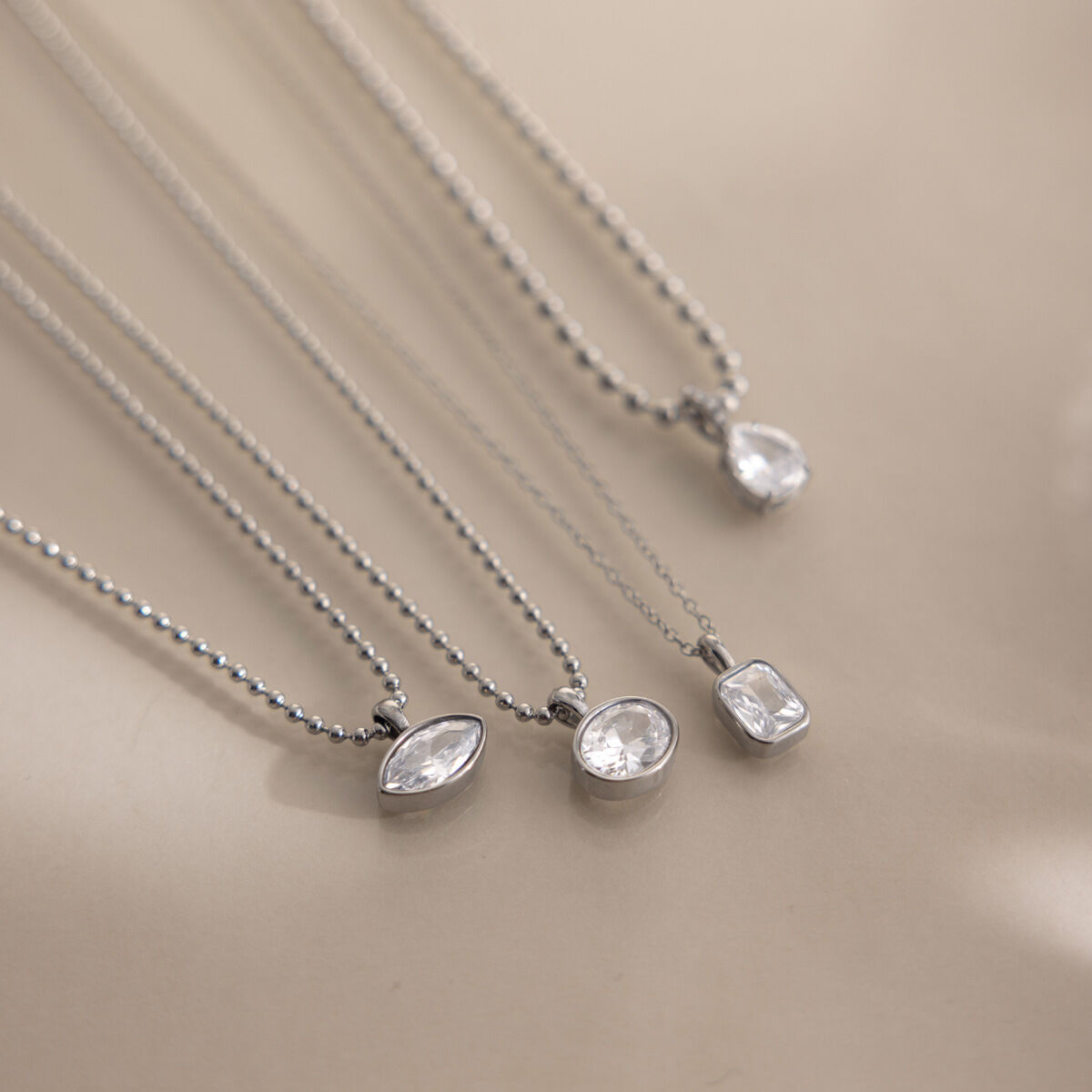 Collares con colgante de circonita de acero inoxidable con forma geométrica sencilla e impermeable para mujer. h5 Imagen4