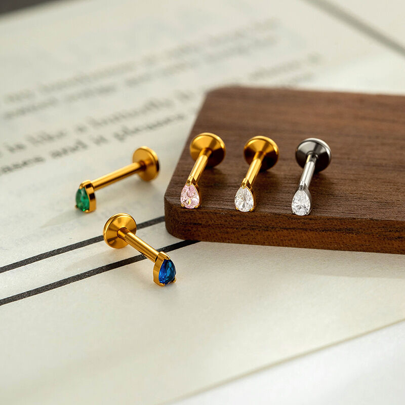 Eenvoudige serie druppelvormige oorbellen van titaniumlegering met goudkleurige zirkonia voor dames. Afbeelding4