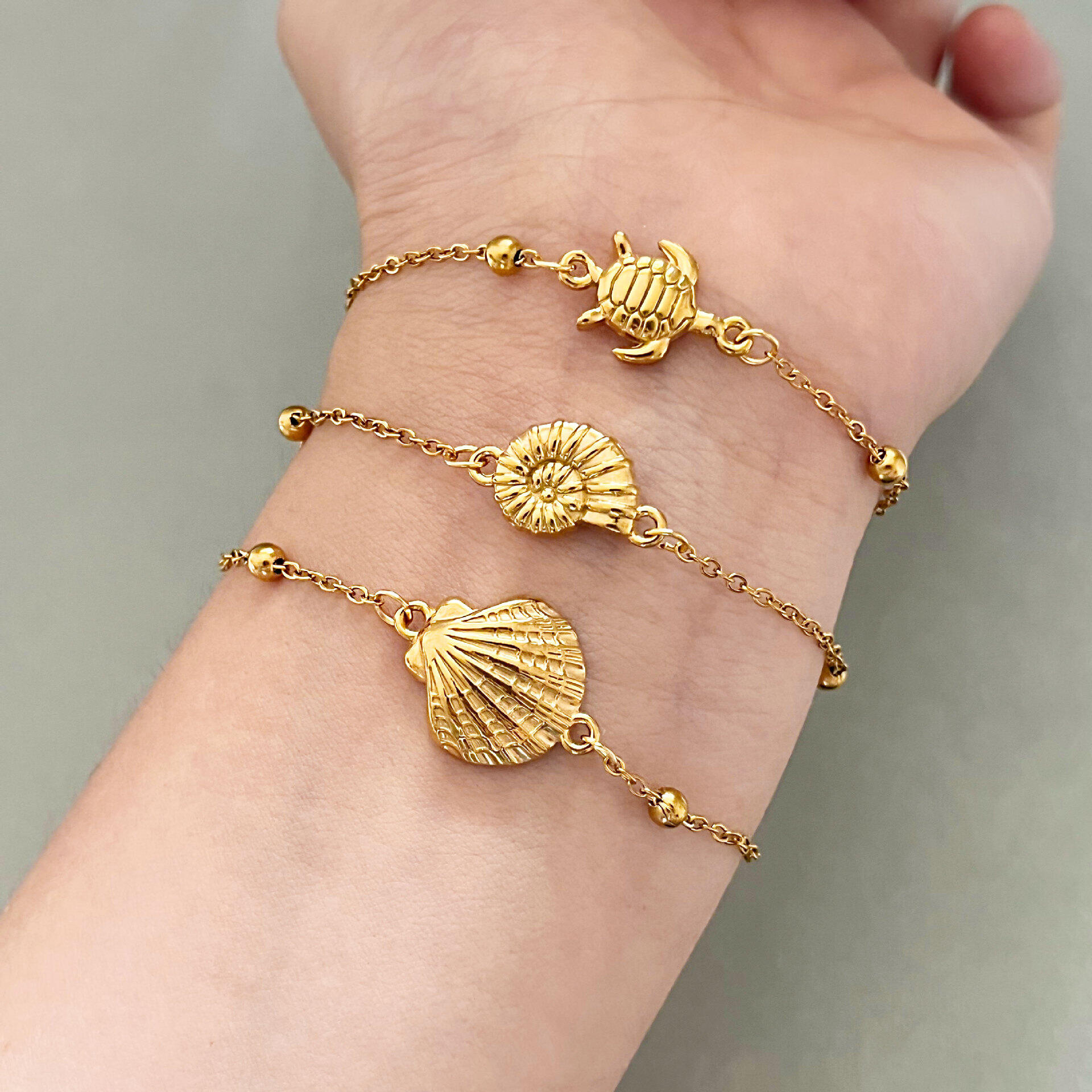 Schlichtes, wasserfestes Damenarmband aus Edelstahl im ozeanischen Stil in Goldfarbe