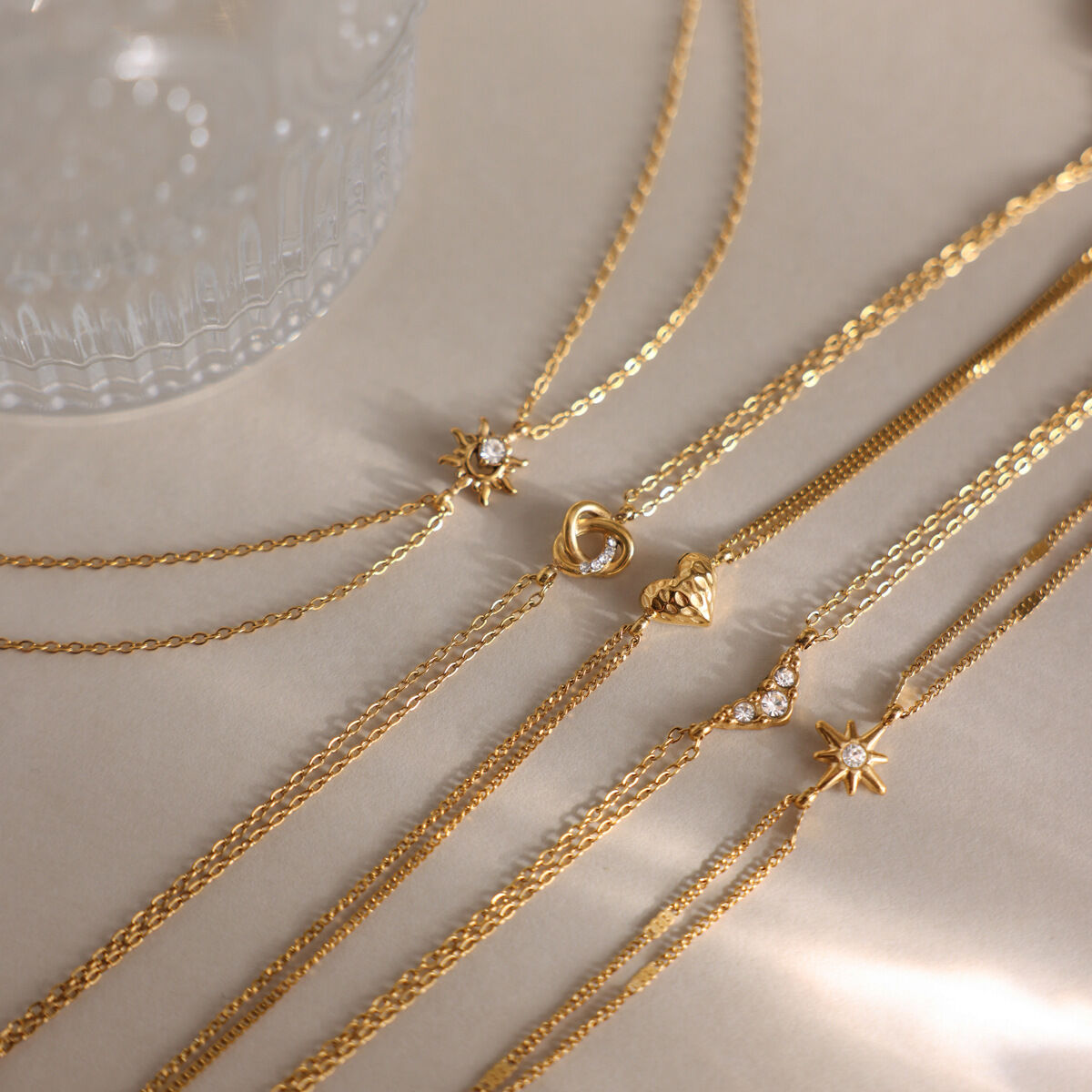 Schlichtes, lässiges, unregelmäßig geformtes Herzarmband aus Edelstahl, wasserdicht, goldfarben, für Damen 2