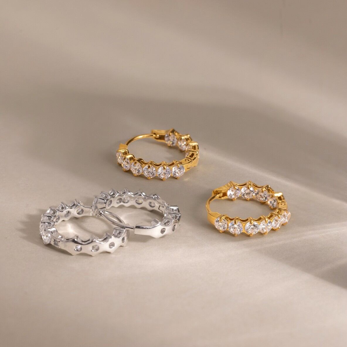 Wasserdichte Edelstahl-Ohrringe in Goldfarbe mit Zirkonia für Damen h5 Bild2