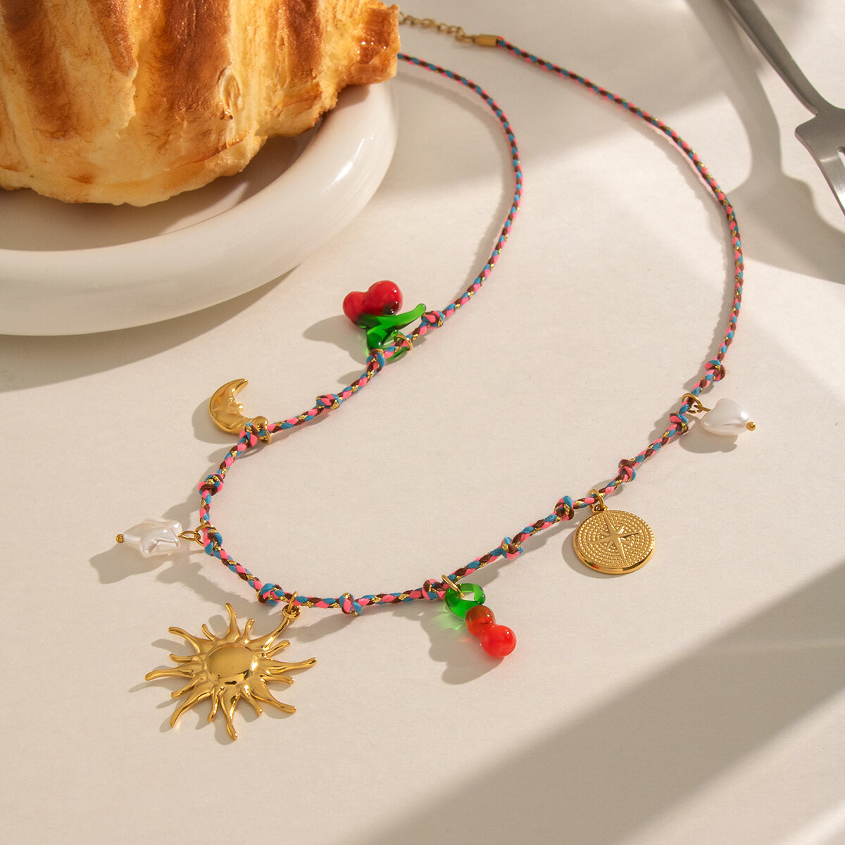 Colliers tressés pour femmes, collection Romantique, motif fruits et soleil, en acier inoxydable doré et perles. h5 Image2