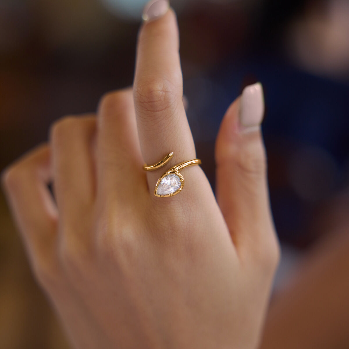Anillo de mujer con circonita, resistente al agua y con forma de gota simple, de acero inoxidable y color dorado.