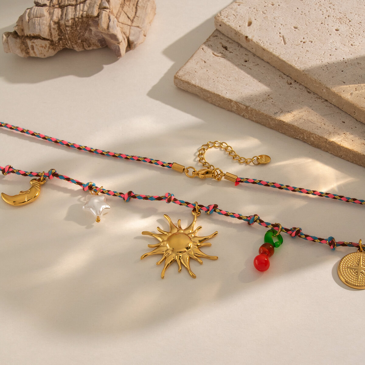 Colliers tressés pour femmes, collection Romantique, motif fruits et soleil, en acier inoxydable doré et perles. Image5