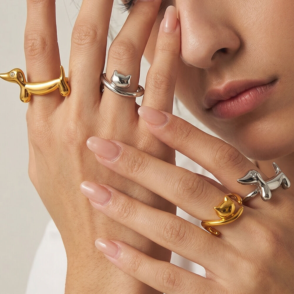 Anillos llamativos de acero inoxidable color dorado con diseño de perro salchicha de la serie Simple, resistentes al agua.