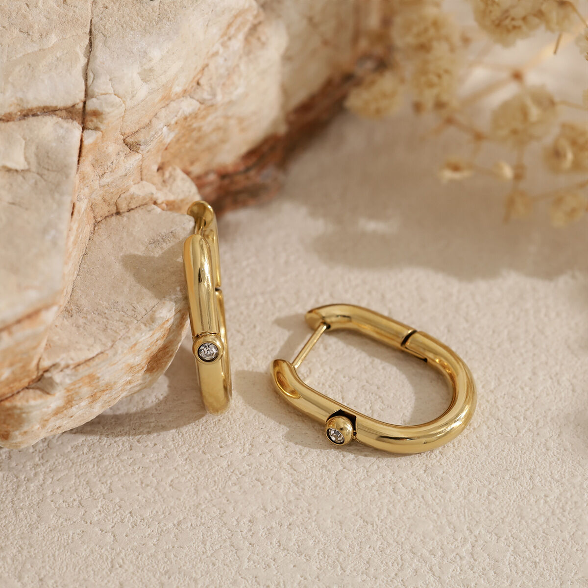 Orecchini a cerchio da donna in acciaio inossidabile impermeabile color oro con zirconi. Immagine2