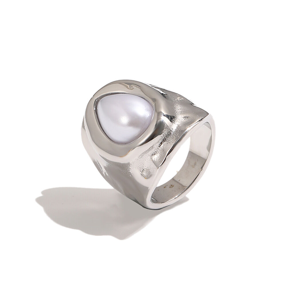 Anillo llamativo de acero inoxidable con diseño retro martillado, resistente al agua y color dorado, con perlas artificiales. Imagen3