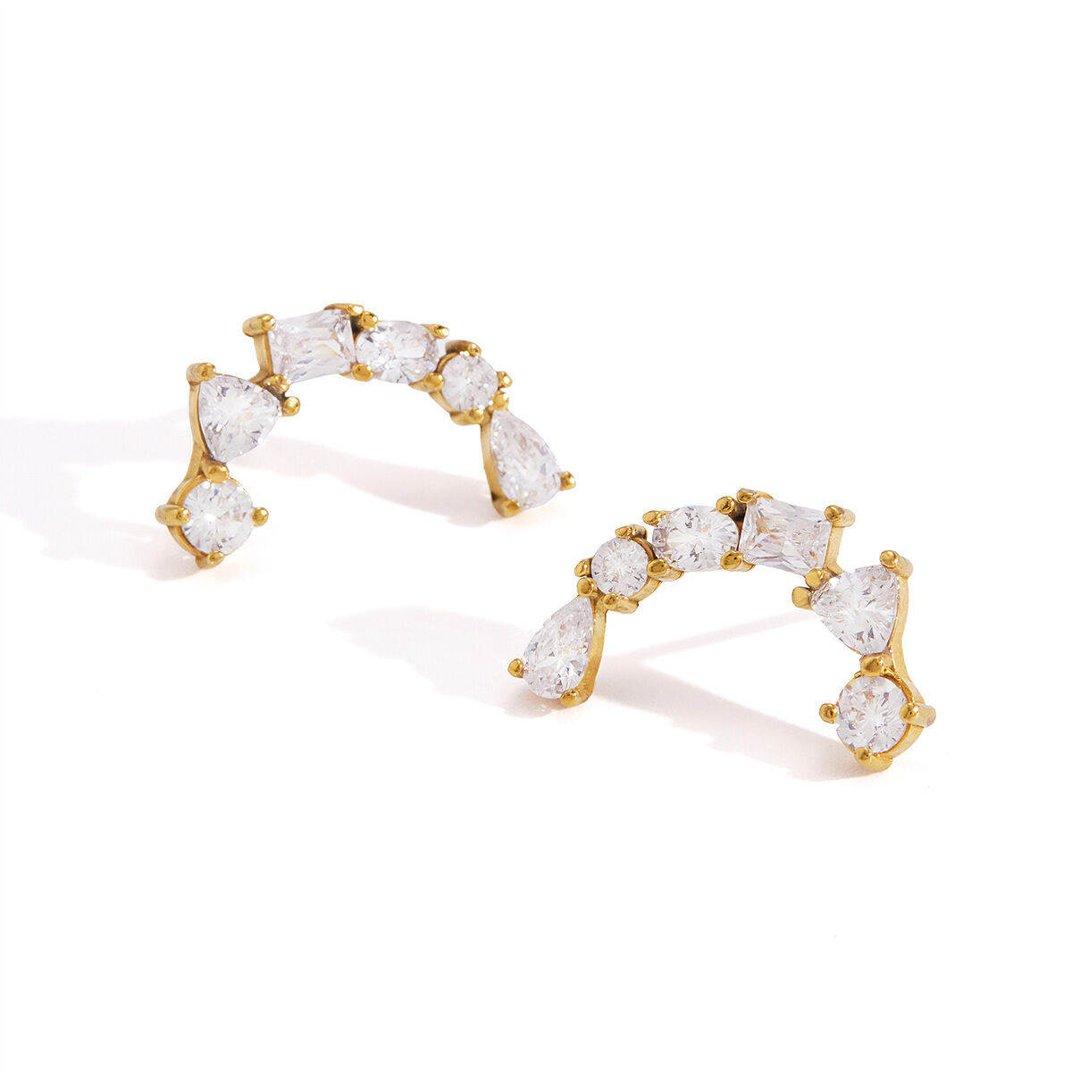 Orecchini a perno da donna semplici a forma di C in acciaio inossidabile color oro con zirconi, impermeabili. h5 Immagine4