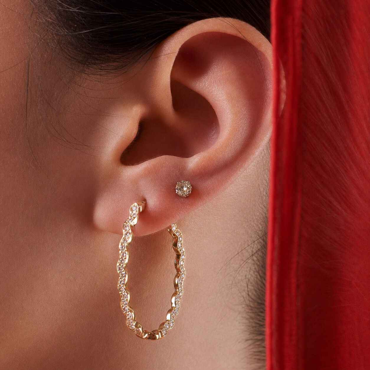 Eenvoudige ronde, waterdichte, roestvrijstalen oorringen met goudkleurige strass-steentjes voor dames.
