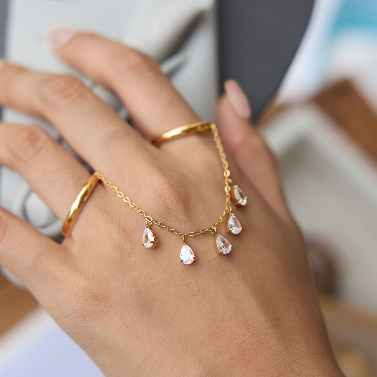 Luxuriöse Serie: Schlichter Tropfenquastenring aus Edelstahl, wasserdicht, goldfarben, mit Zirkonia-Edelsteinen Bild3