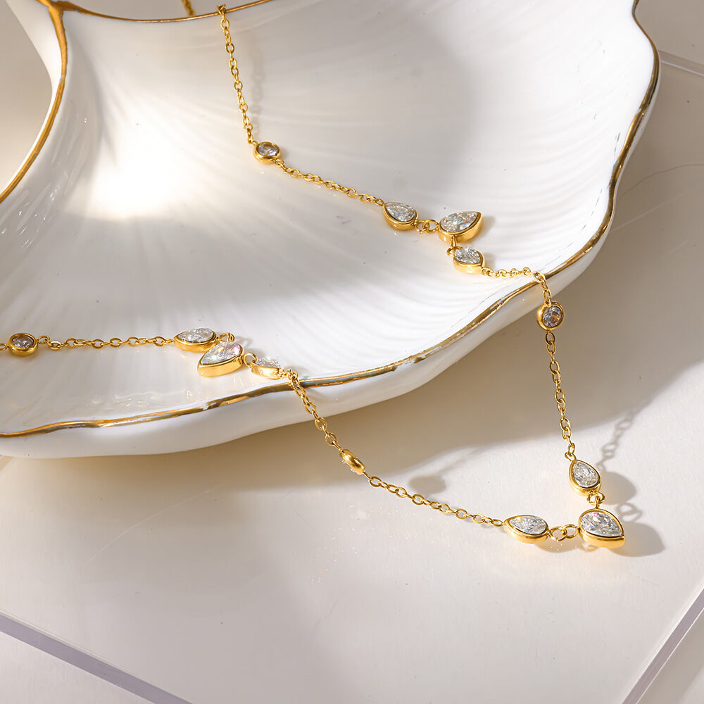 Luxuriöse Serie: Elegante, tropfenförmige Damen-Halskette aus wasserdichtem Edelstahl in Goldfarbe mit Zirkonia Bild2