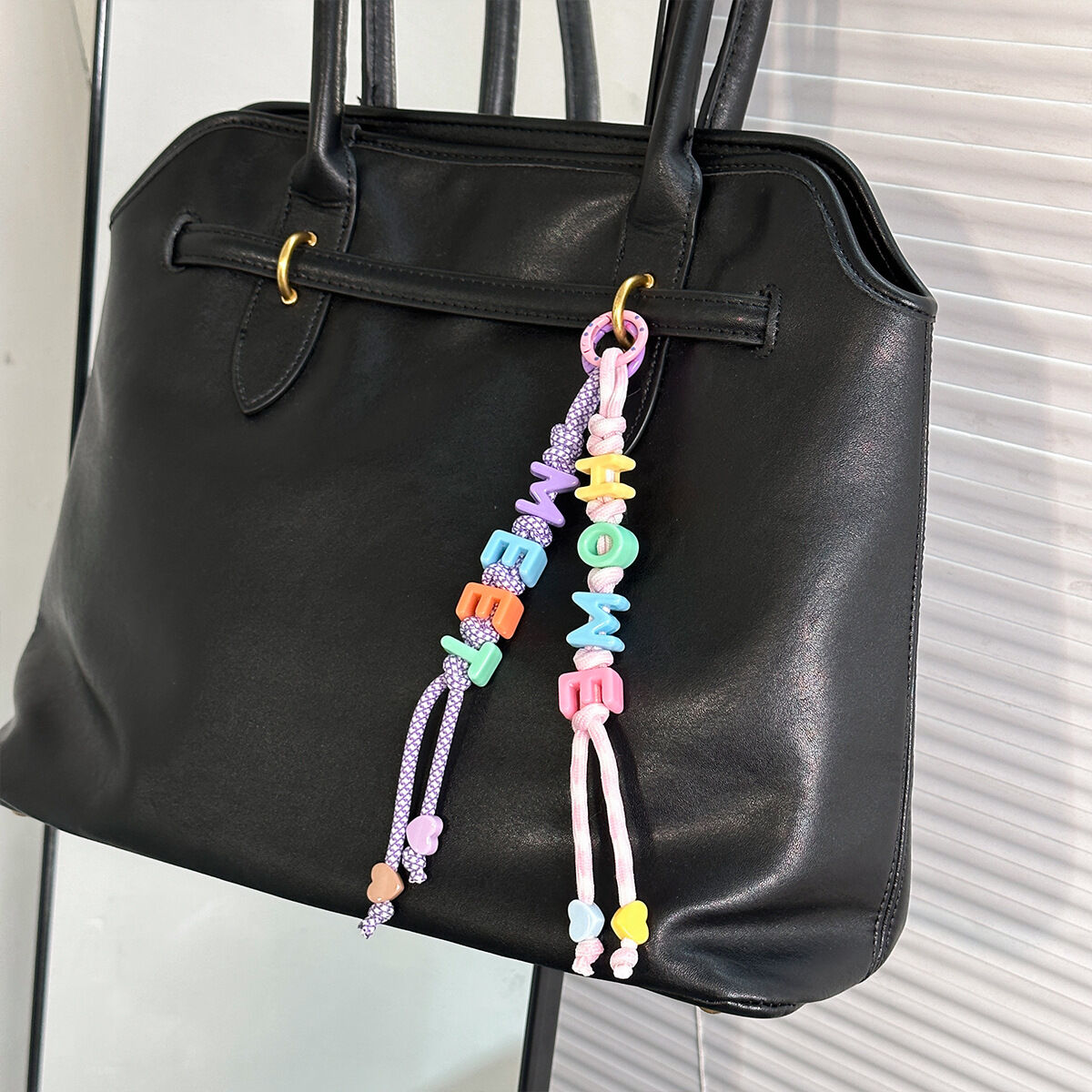 Breloques de sac en alliage de couleurs assorties, mignonnes et en forme de cœur, avec lettres simples et torsadées 2