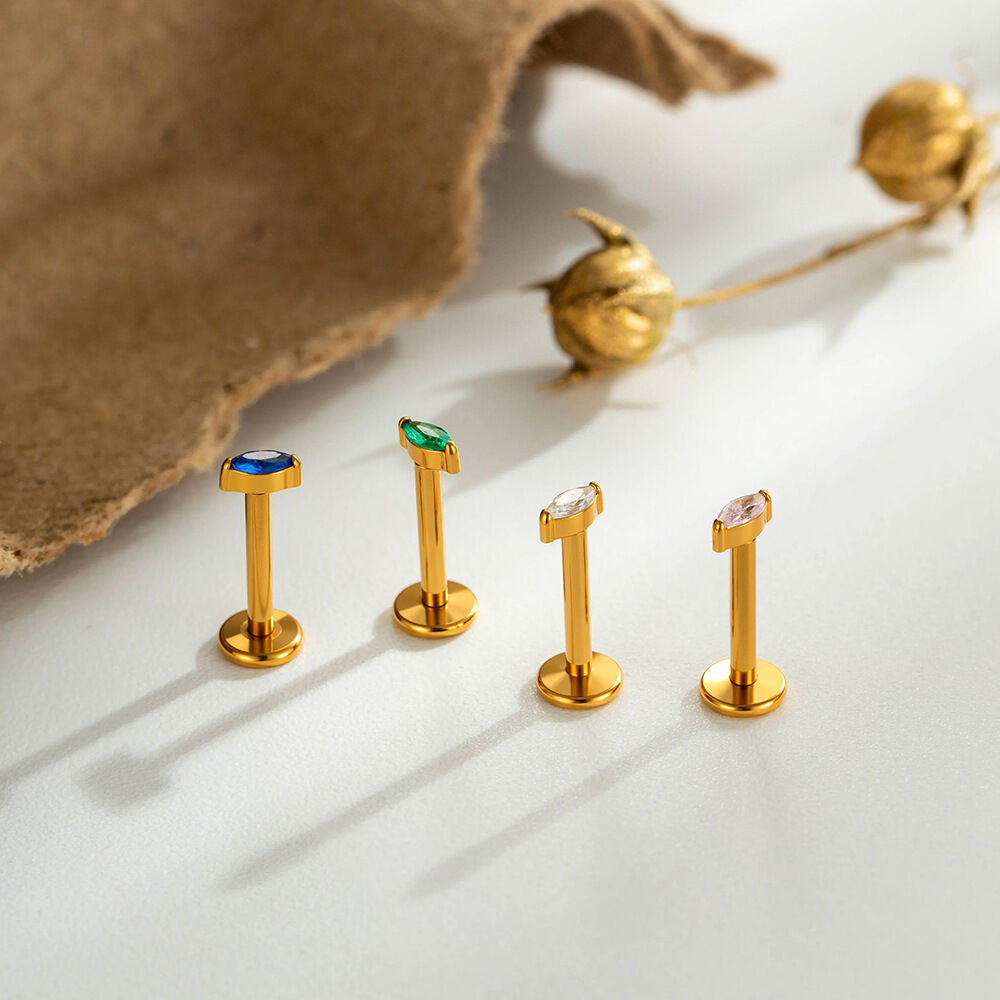 Eenvoudige, elliptische oorbellen van titaniumlegering met goudkleurige zirkonia voor dames. Afbeelding6