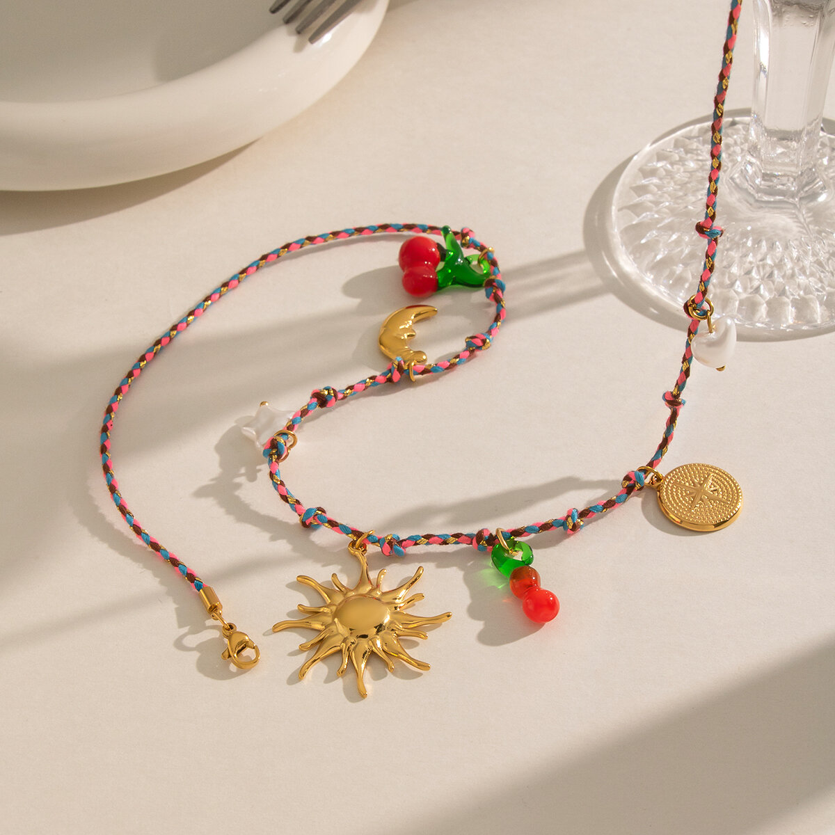 Colliers tressés pour femmes, collection Romantique, motif fruits et soleil, en acier inoxydable doré et perles. h5 Image4
