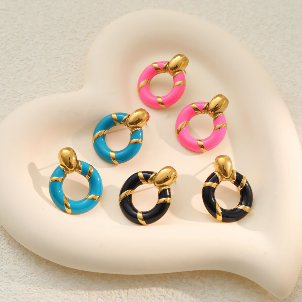 Boucles d'oreilles pendantes pour femmes, style simple et élégant, en acier inoxydable, couleur or, forme irrégulière. Image2