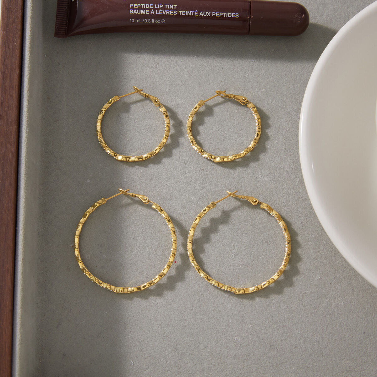 Orecchini a cerchio semplici da donna in acciaio inossidabile, impermeabili, color oro con strass. h5 Immagine3