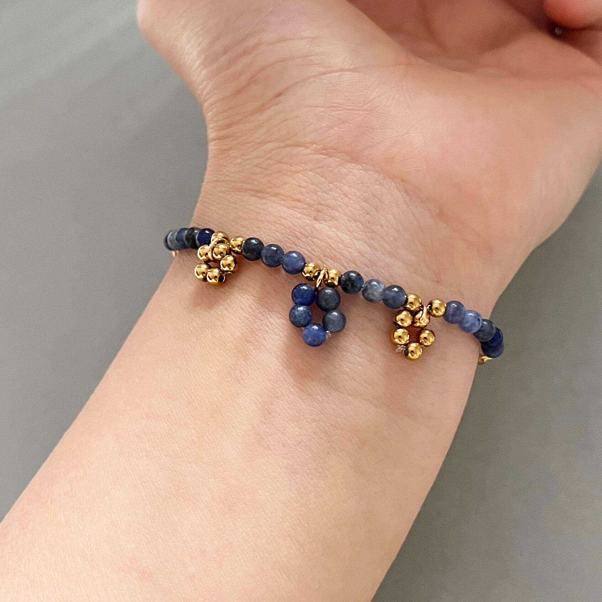 Serie Romantica, Set di collane da donna con perline a forma di fiore, pietre naturali e acciaio inossidabile impermeabile Immagine3
