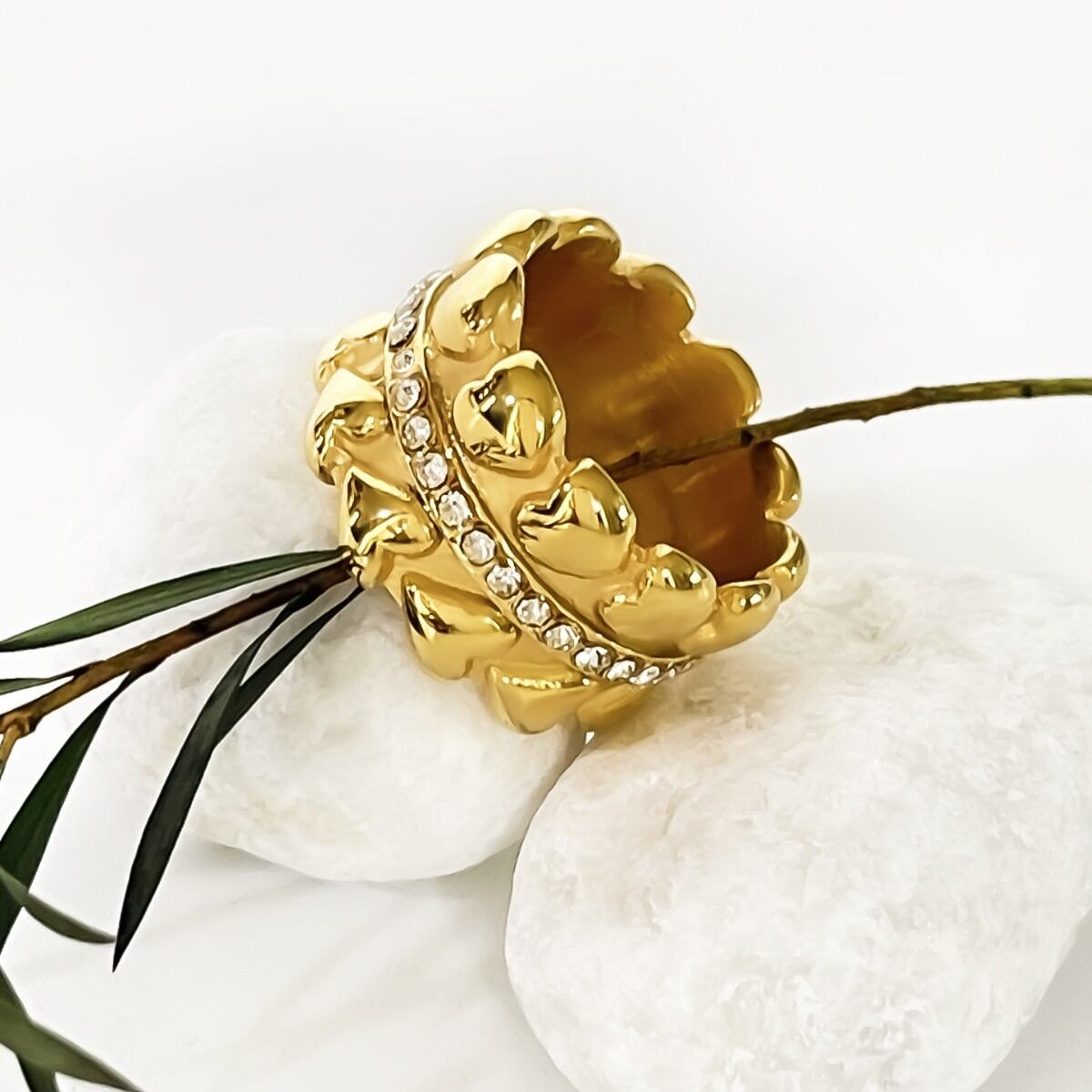 Anello retrò a forma di cuore in acciaio inossidabile color oro impermeabile con strass. Immagine2