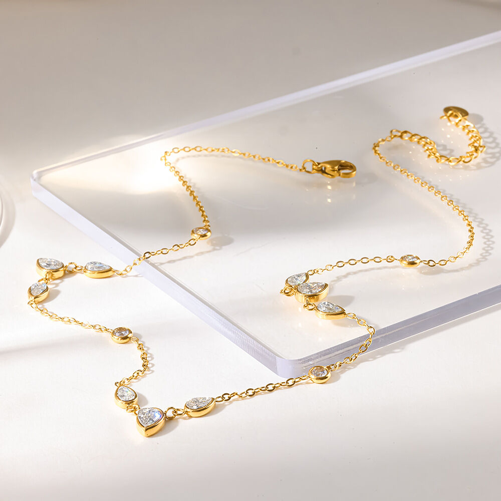 Luxuriöse Serie: Elegante, tropfenförmige Damen-Halskette aus wasserdichtem Edelstahl in Goldfarbe mit Zirkonia Bild3
