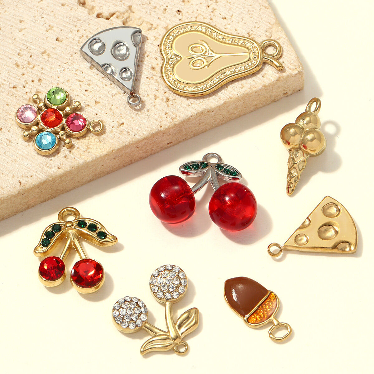 Colgantes para mujer de acero inoxidable color dorado, con forma irregular y diseño romántico, hechos a mano. Imagen2
