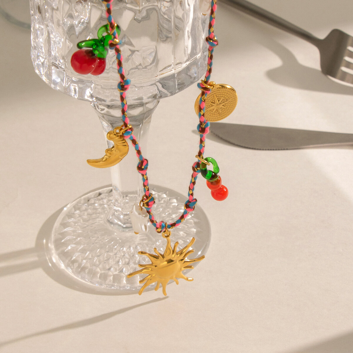 Colliers tressés pour femmes, collection Romantique, motif fruits et soleil, en acier inoxydable doré et perles. Image3