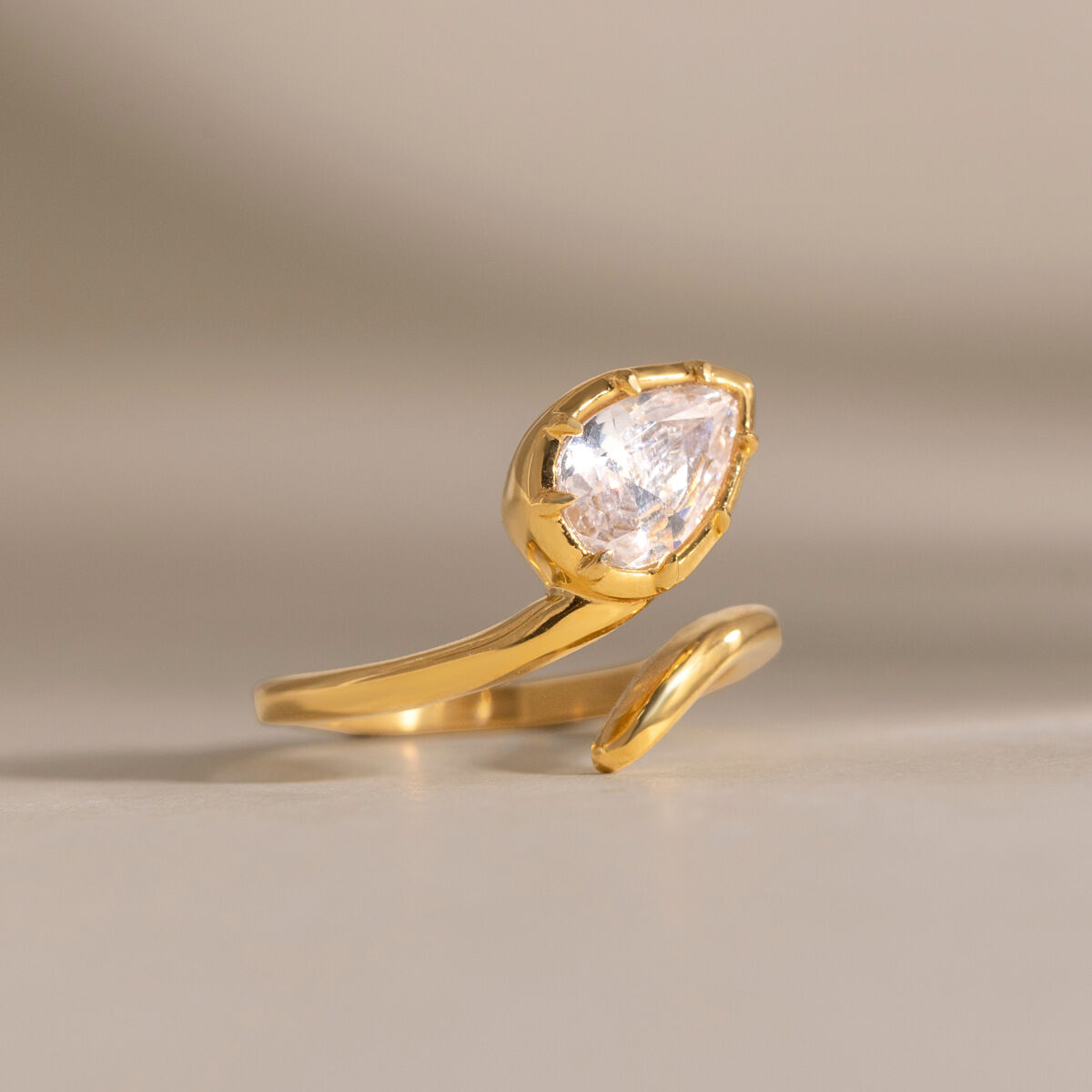 Anello da donna in acciaio inossidabile color oro, impermeabile, a forma di goccia, con zirconi. Immagine3