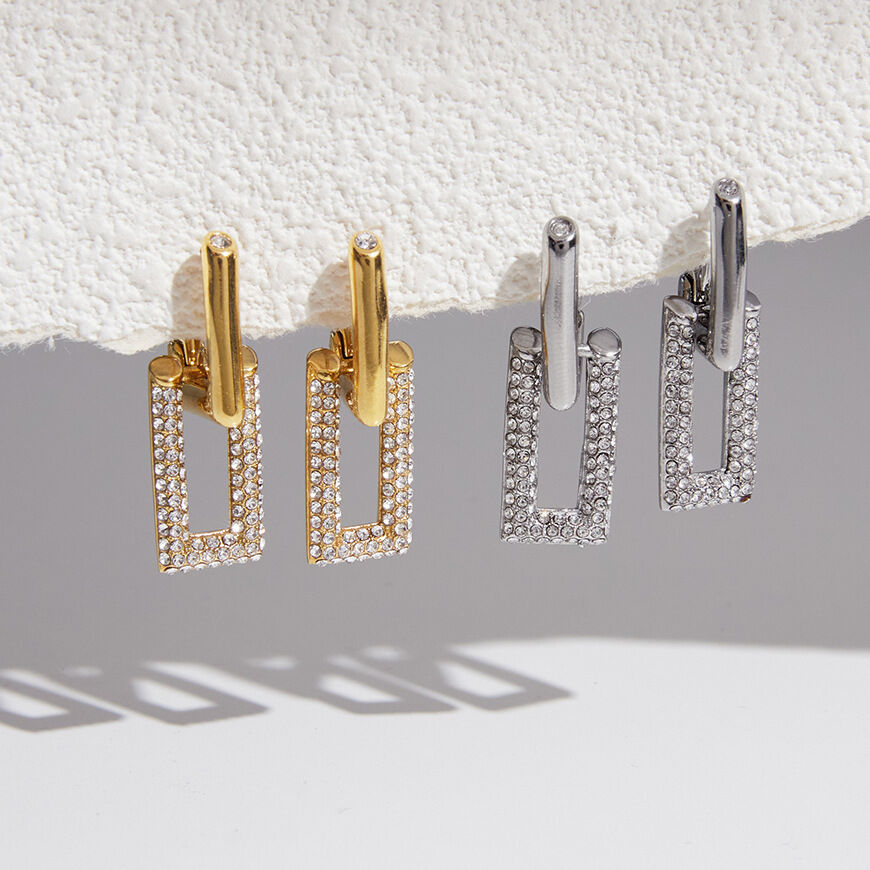 Orecchini pendenti da donna semplici, rettangolari, in acciaio inossidabile impermeabile color oro con strass. Immagine2