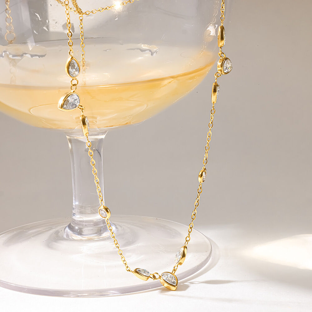 Luxuriöse Serie: Elegante, tropfenförmige Damen-Halskette aus wasserdichtem Edelstahl in Goldfarbe mit Zirkonia Bild4