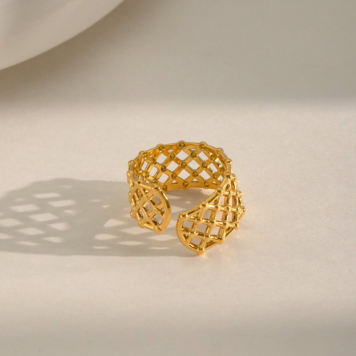 Minimalistische Ringe aus wasserdichtem, goldfarbenem Edelstahl in Netzform Bild6