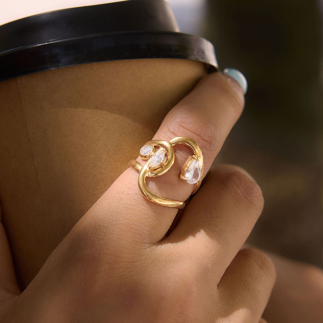 Anelli da donna Simple Lines in acciaio inossidabile impermeabile color oro con zirconi. Immagine3