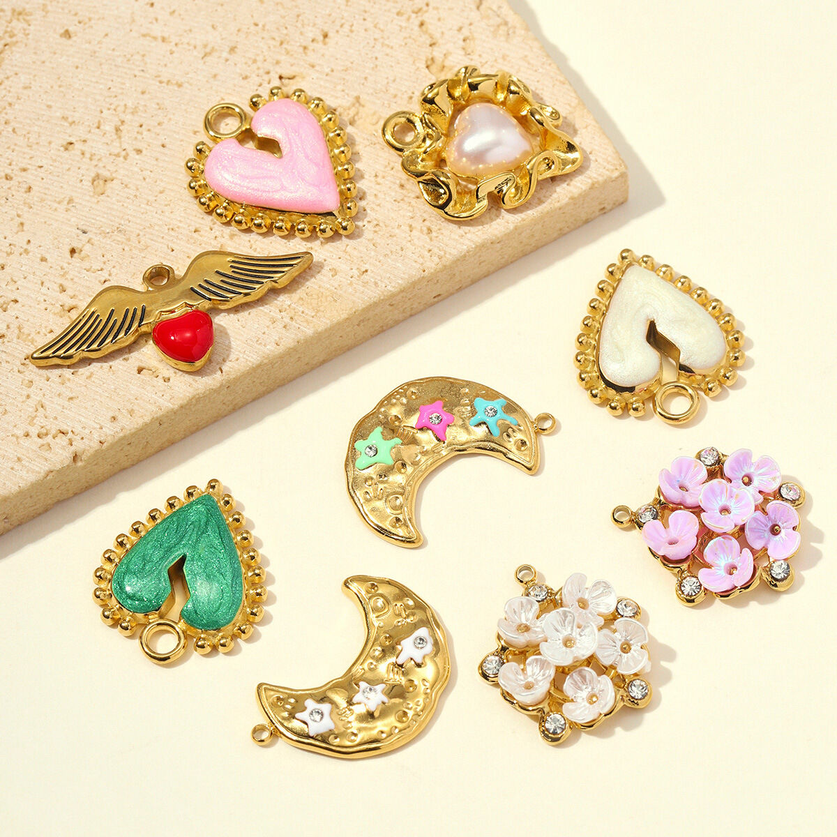Colgantes de lujo para mujer de la serie DIY con diseño de flor, corazón y luna, de acero inoxidable, resistentes al agua y color dorado. 2