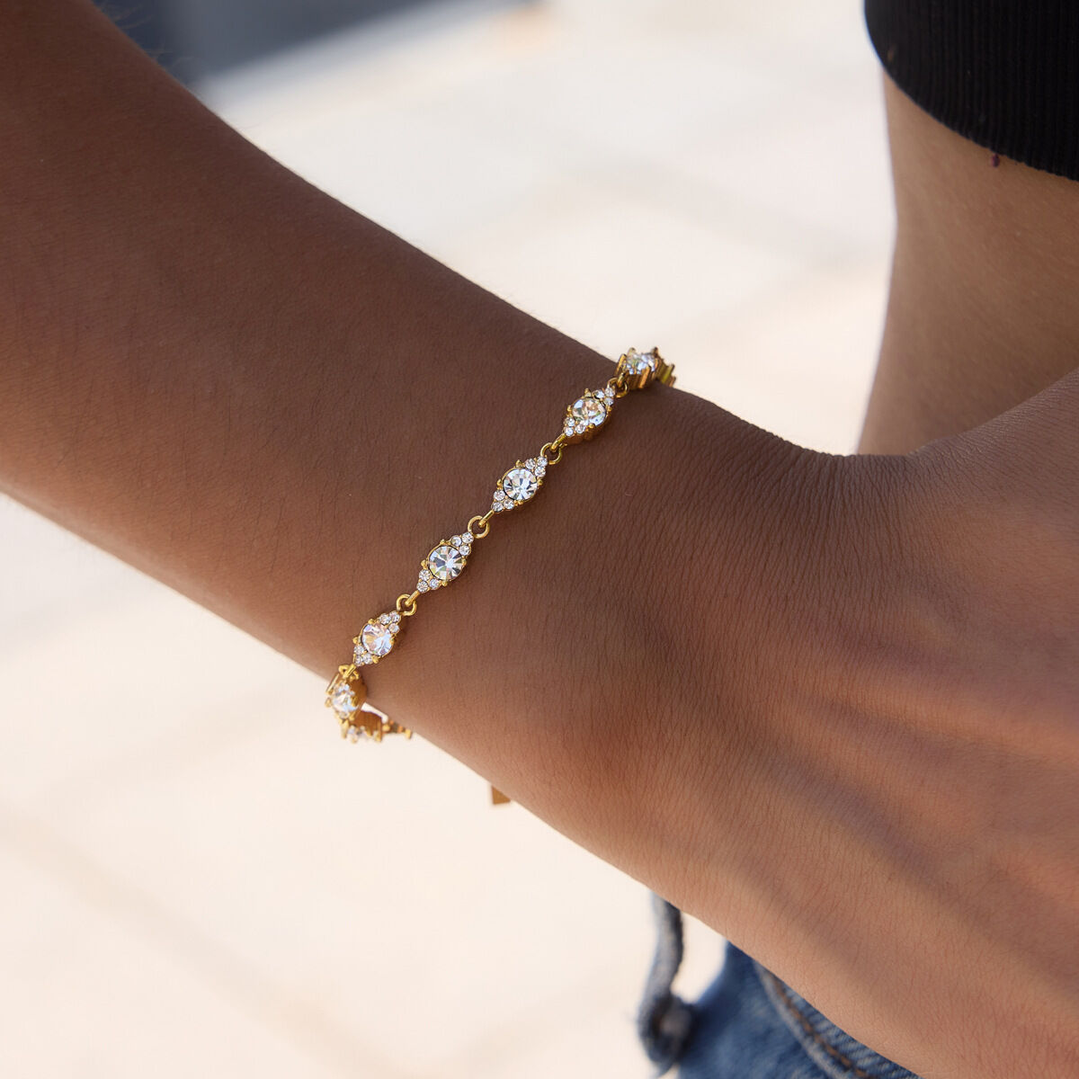 Luxe, geometrische, waterdichte, roestvrijstalen damesarmband met goudkleurige zirkonia. Afbeelding5