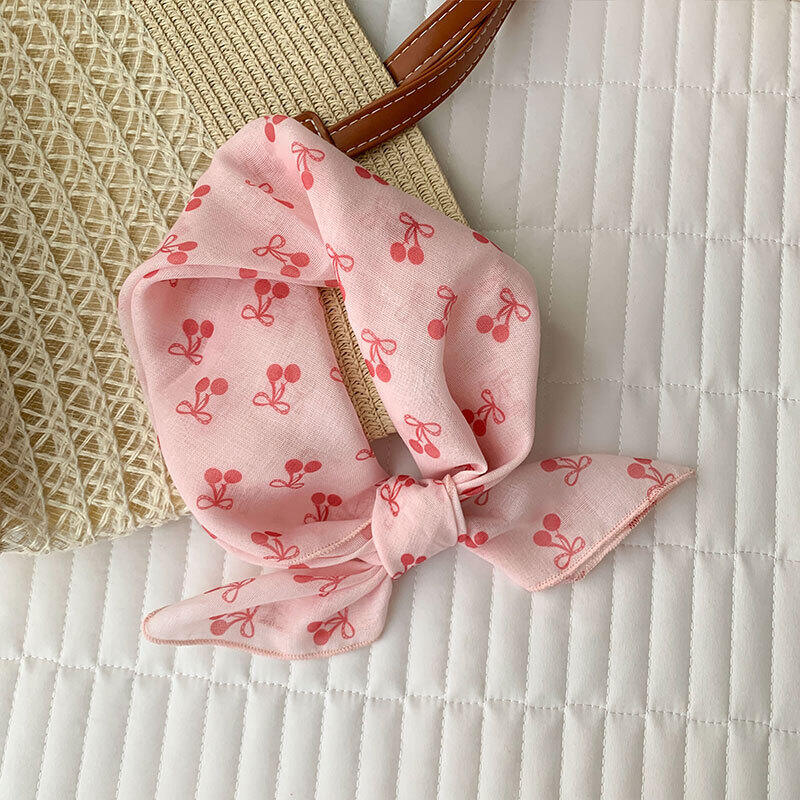 Romantische serie: Zoete bloemenstrik, stippen, kersenkleurige polyester zomersjaals