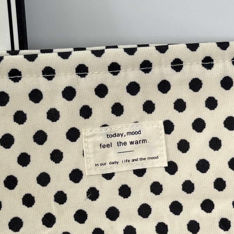 Pochette per il trucco in tessuto a tinta unita con pois della serie Simple. h5 Immagine4