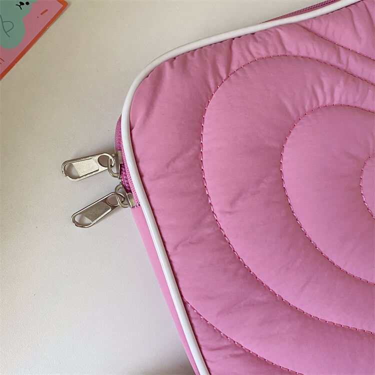 Casual stijl laptoptas met gewatteerde hartjes en effen stof Afbeelding7
