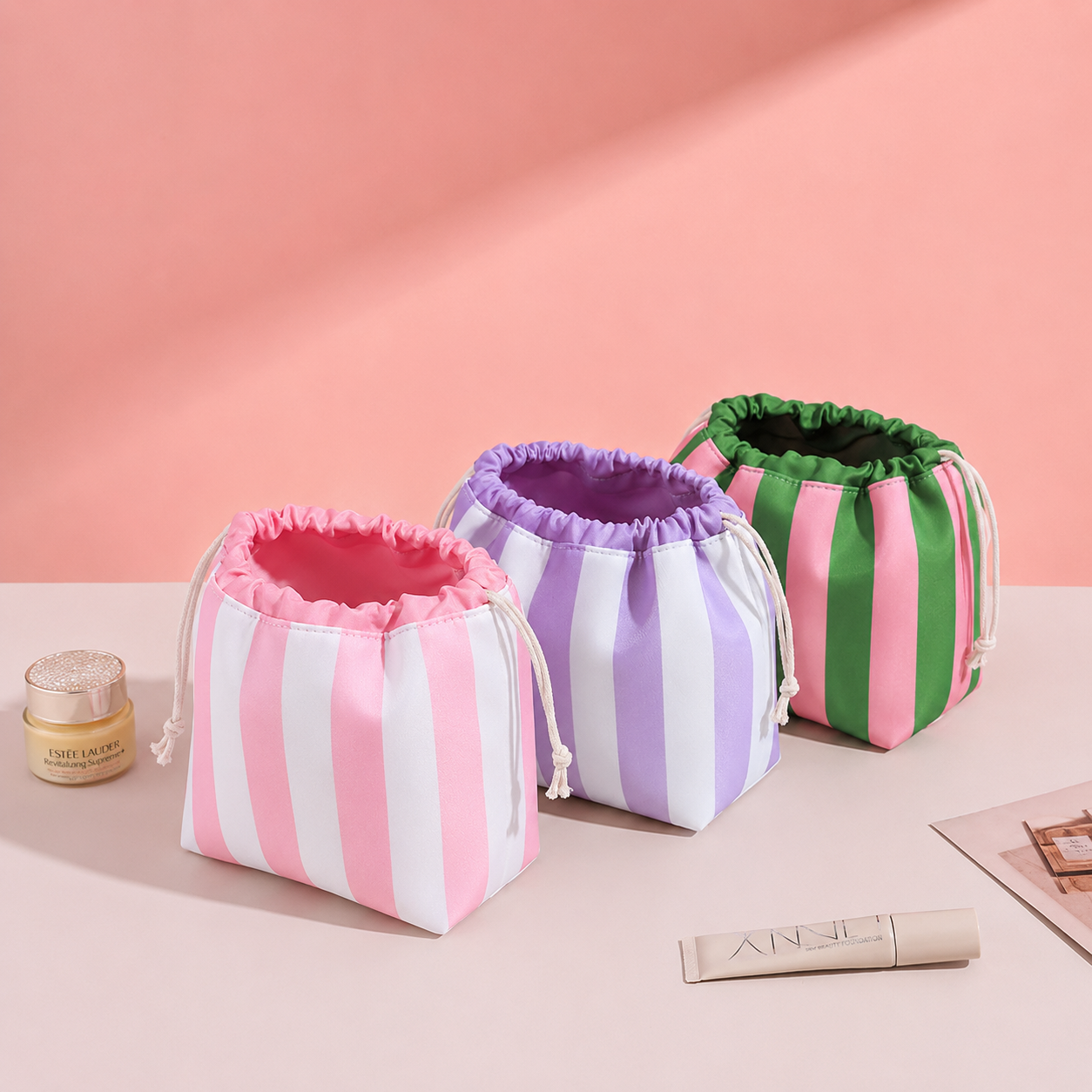 Pochette per il trucco in tela a righe colorate della serie Simple, modello Daily Stripe.
