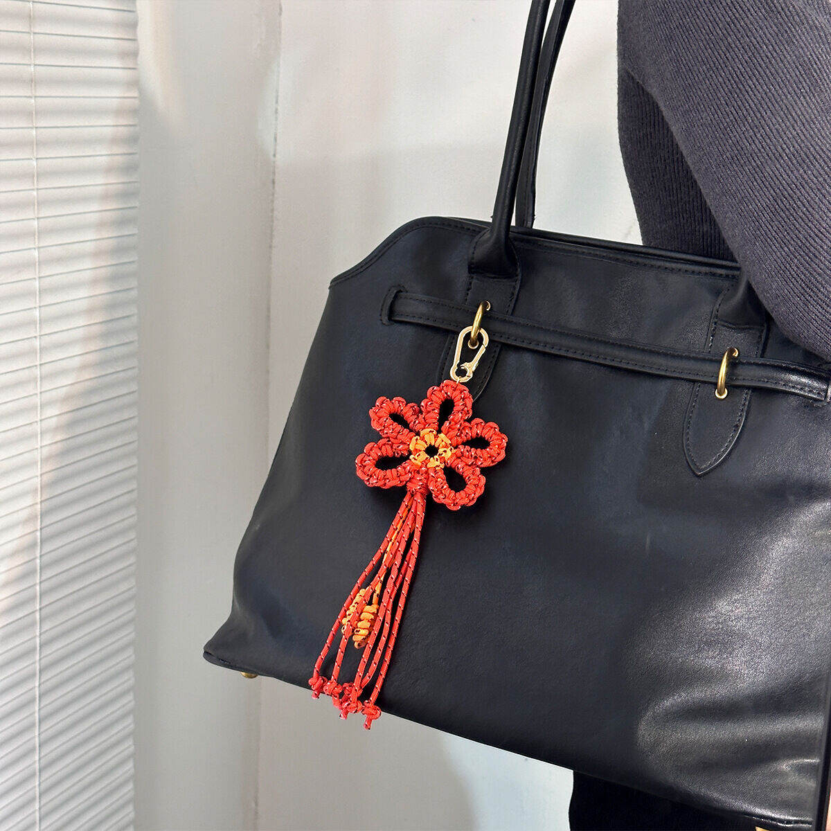 Breloques de sac en corde tressée tissée à pompon fleuri quotidien de la série Simple Image3