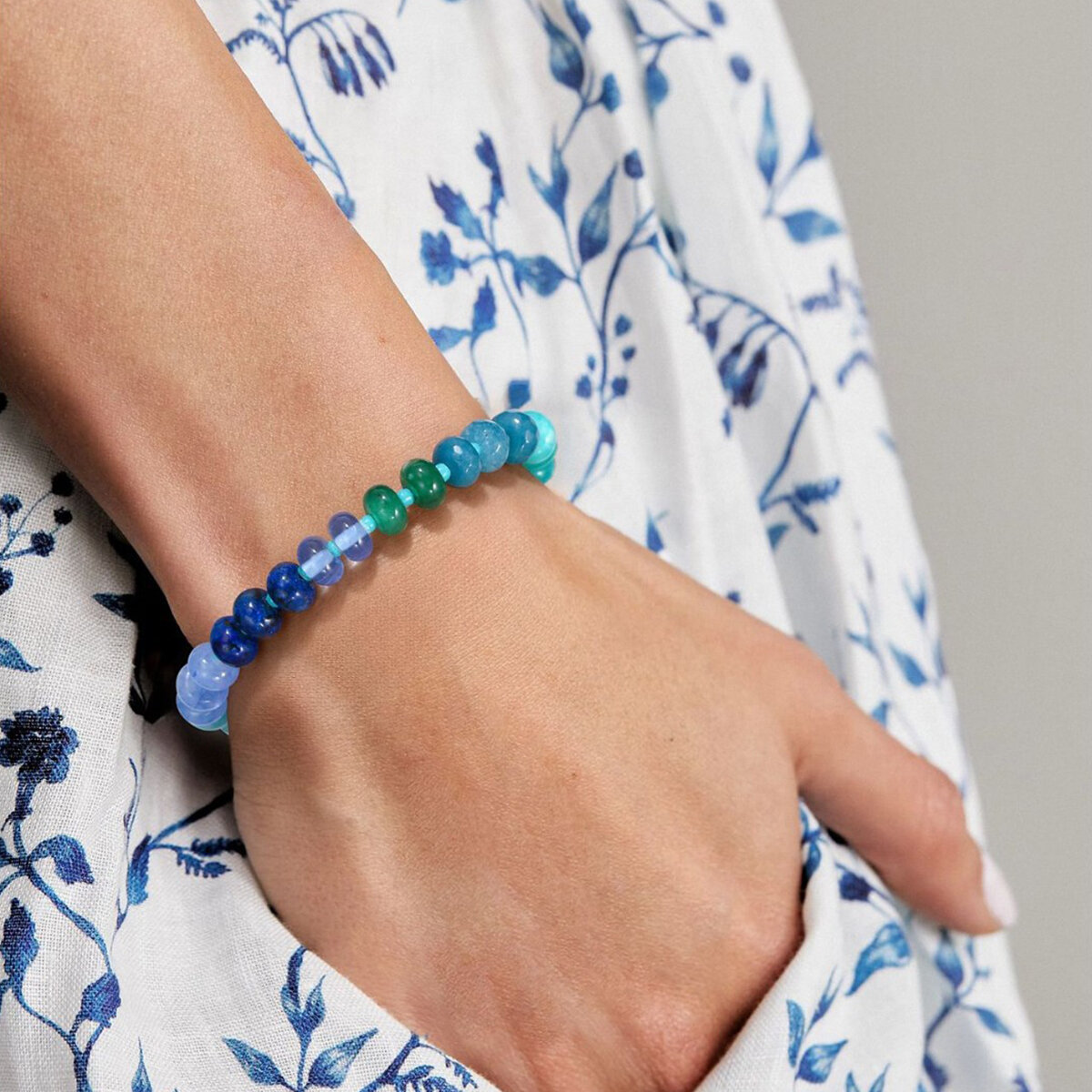 Braccialetti da donna con perline colorate e pietre naturali.