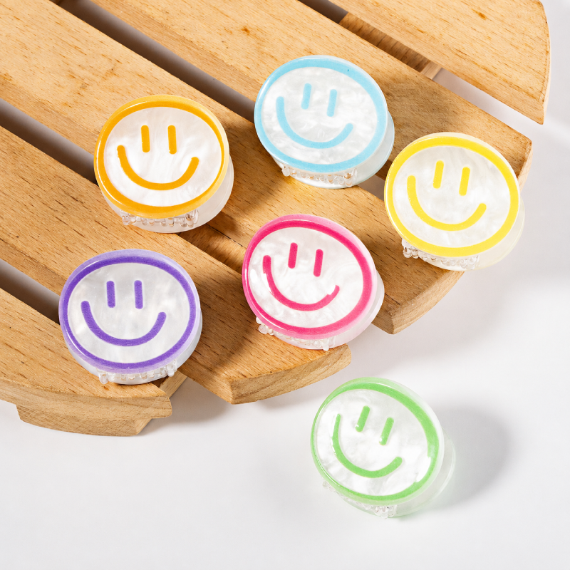 Garras para el cabello de acetato con cara sonriente de la serie Simple
