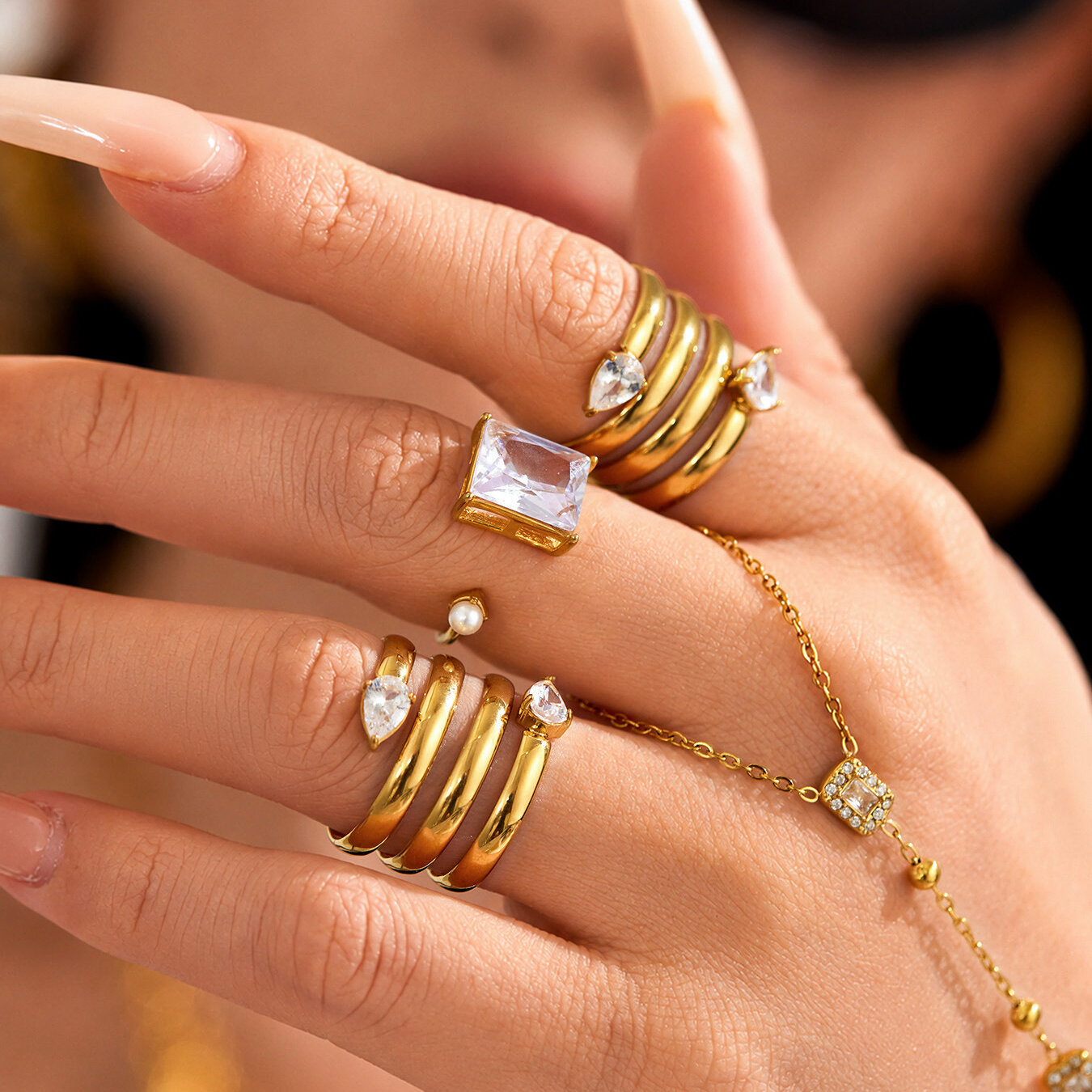 Luxuriöse Serie: Schlichter, tropfenförmiger, rechteckiger Edelstahlring für Damen, wasserdicht, goldfarben, mit Zirkonia