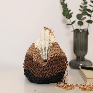 Kissenbeutel für Damen im lässigen Stil: Gewebter Streifen, durchbrochene Muster, mehrfarbiges, gewebtes Raffia-Material. h5 Bild5