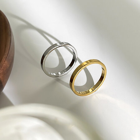 Eenvoudige, effen, waterdichte, minimalistische ringen van roestvrij staal.