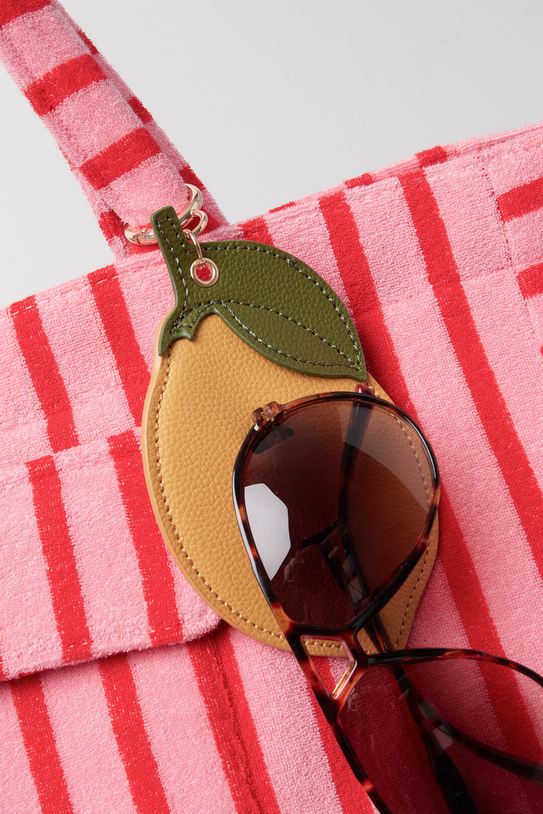 Llaveros para bolsos color limón. Accesorios casuales de PU para uso diario. Imagen2
