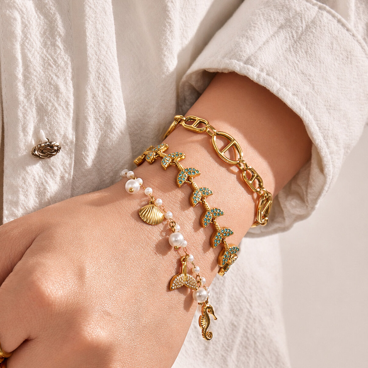 Luxuriöse Damenarmbänder der Oceanic-Serie aus wasserdichtem Edelstahl in Goldfarbe mit künstlichen Perlen 2