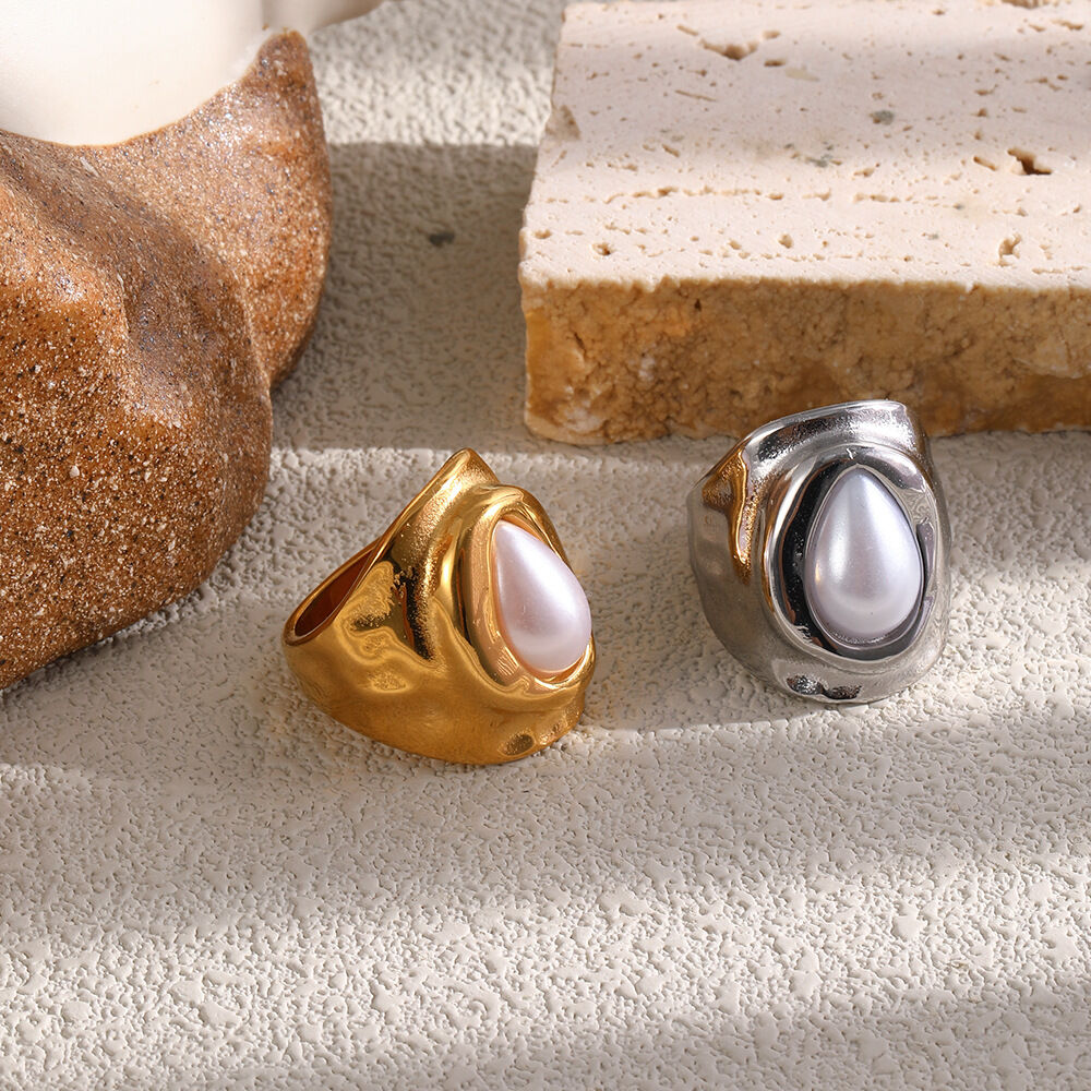 Anillo llamativo de acero inoxidable con diseño retro martillado, resistente al agua y color dorado, con perlas artificiales. h5 Imagen4